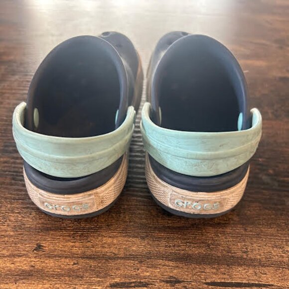 Toddler 6/7 Crocs - Picture 2 of 3
